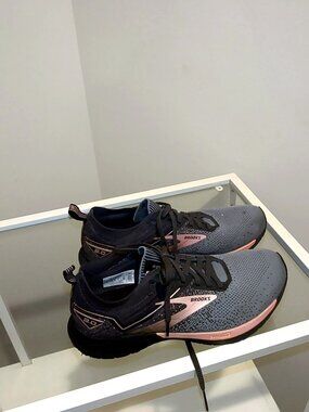 Brooks Ricochet 3 Women's Running Shoes Grey/Pink - US 9